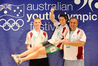 AYOF 2013 Súlyemelés: Simon Bence (85 kg) és  Szűcs Petra (69 kg) edző édesapjával Szűcs Endrével